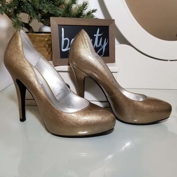Steve Madden Vivvaa Gold Heels - Picture 2 of 8